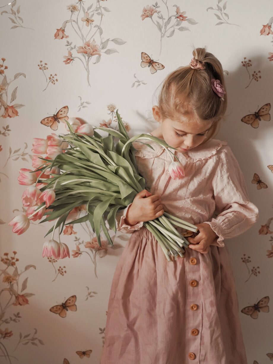 room-girl-flowers-and-butterflies